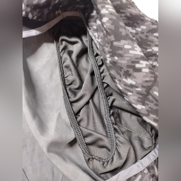 Nike Dri-Fit Gray Patterned Workout Jogger Shorts - Picture 9 of 10